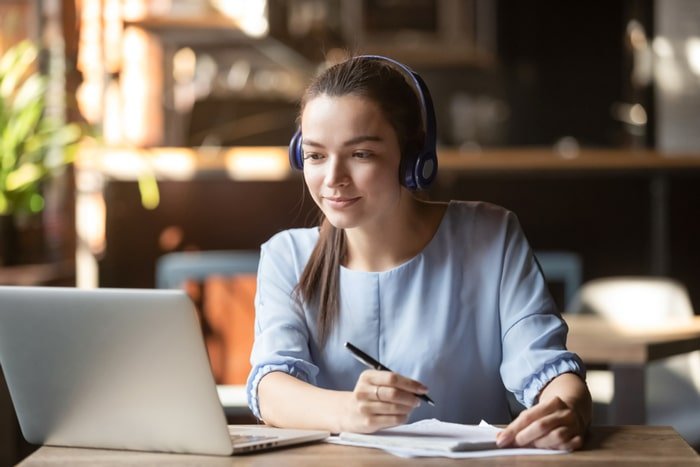 mulher fazendo aula de inglês online