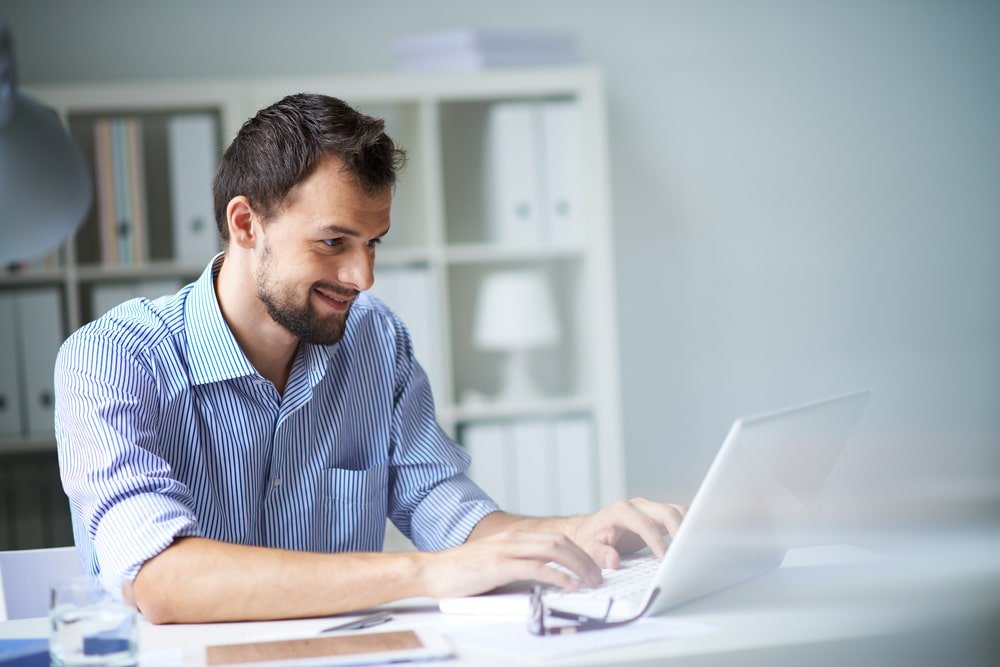 homem usando notebook