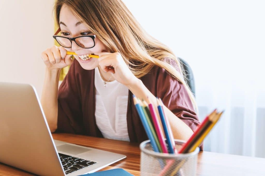 mulher roendo lapis e se perguntando porque eu não consigo aprender inglês