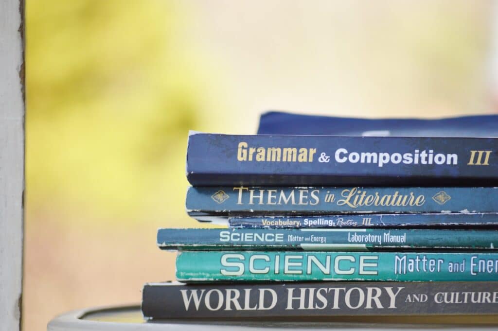 Uma pilha de livros escritos na língua inglesa.