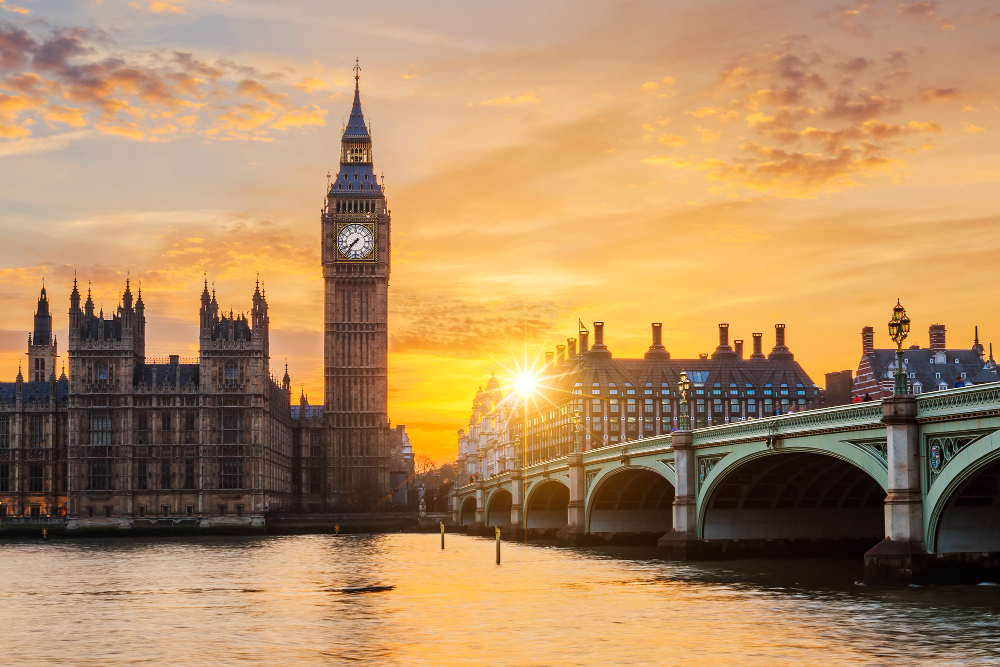 Big Ben e do Parlamento Britânico ao pôr do sol, representando a rica história e cultura por trás dos nomes de origem inglesa.